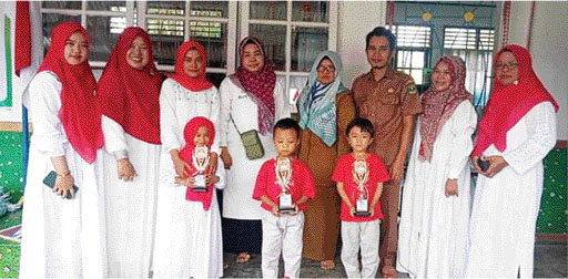 BIKIN BANGGA: Para guru TK Tunas Harapan foto bersama anak didik yang meraih juara pada lomba mewarnai.(IST)
