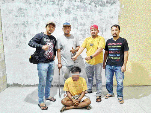 DIAMANKAN: Pelaku EP, 22, pembawa sajam saat diamankan Tim Polsek Lubeg, Minggu (28/8).(IST)