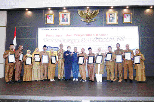 FOTO bersama penerima penghargaan dari 15 perwakilan sekolah yang telah berpartisipasi dalam kegiatan Padek-Paragon Go To School 2022.(IST)