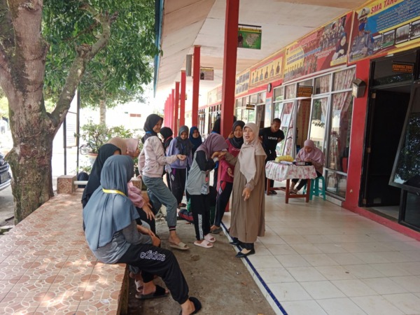 DIMINATI: Salah satu aktifitas di SMA Taruna Sumbar yang kini paling banyak melahirkan aparat Negara.(IST)