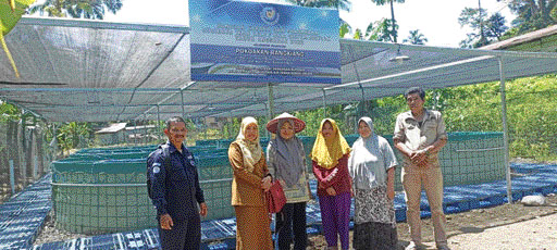 CEK LAPANGAN: Kepala DPKP Agam, Rosva Deswira saat meninjau lokasi budidaya ikan nila dengan sistem bioflok di Tanjungraya, beberapa waktu lalu.(IST)