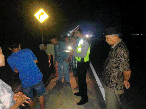 OLAH TKP: Personel kepolisian melakukan olah TKP peristiwa kecelakaan pemotor dengan pejalan kaki di kawasan Balahaia, Jorong Duriankapeh, Kenagarian Tiku Utara, Selasa (9/8) malam.(IST)