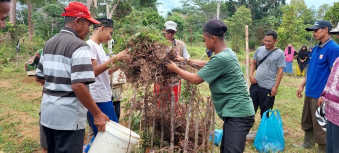 EDUKASI: Yayasan Field saat memberikan edukasi kepada pengurus dan santri Yayasan Hidayatullah terkait manfaat pupuk organik, Kamis (18/8).