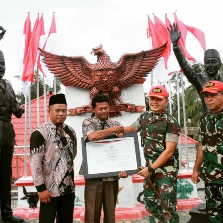 APRESIASI: Dandim 0310 SSD Letkol Inf Endik Hendra Sandi memberi penghargaan kepada Winoto atas partisipasinya bangun dua patung Presiden RI, kemarin (24/8).(IST)