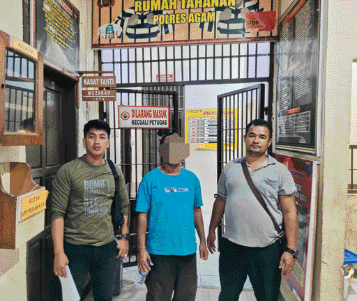 DIGELANDANG: Tim buru sergap Satreskrim Polsek Tanjungmutiara membawa oknum satpam ke Mapolsek untuk menjalani pemeriksaan hukum terkait perkara judi togel online yang menimpanya, Senin (22/8).(IST)