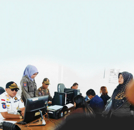 TERJARING: Satpol PP dan Damkar Agam melakukan pendataan dan pembinaan kepada pasangan bukan suami istri yang terjaring razia, kemarin (24/8).(IST)