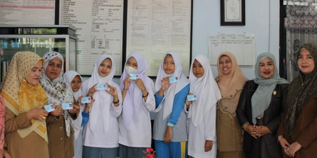 PEREKAMAN: Siswa SMAN 3 Kota Solok usai melakukan perekaman e-KTP yang dilakukan Disdukcapil Kota Solok, Senin (22/8).(IST)