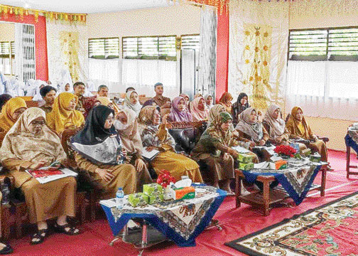 HARUS KREATIF: Guru-guru SMAN 1 Lareh Sago Halaban antusias mengikuti kegiatan Padek-Paragon Go to School, kemarin (2/8).(SHYNTIA/PADEK)