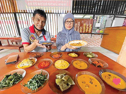 MENGGIURKAN: Pemilik Rumah Makan Karabu Baluik Si It, Taufik memperlihatkan karabu baluik di kedainya.(IST)