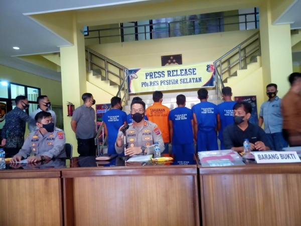 Kapolres Pessel, AKBP Novianto Taryono, (tengah) saat menyampaikan ekspos terkait penangkapan enam tersangka pelaku judi kemarin (12/7) di Mapolres Pessel.(IST)