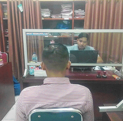 MERASA TERANCAM: Pelapor Ahmad Romi yang juga seorang wartawan sedang membuat laporan polisi dugaan tindak pidana penganiayaan di ruangan SPKT Polres Pasbar Senin malam lalu.(IST)