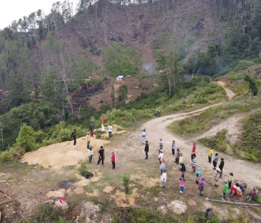 TETAP KHIDMAT: Suasana peringatan HUT Kemerdekaan RI di puncak bukit yang telah gundul di Jorong Sikabu-kabu, Nagari Sikabu-kabu Tanjuang Haro Padang Panjang, Limapuluh Kota, Rabu (17/8) berlangsung khidmat.(IST)