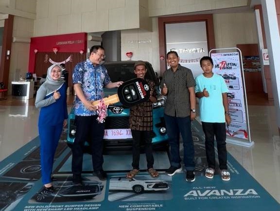 BERUNTUNG: Kepala Cabang Toyota Intercom Padang, Tjen Imanuel menyerahkan hadiah 1 unit Toyota Raize kepada Arjuli di Toyota Intercom Padang, Selasa (16/8) lalu. (IST)