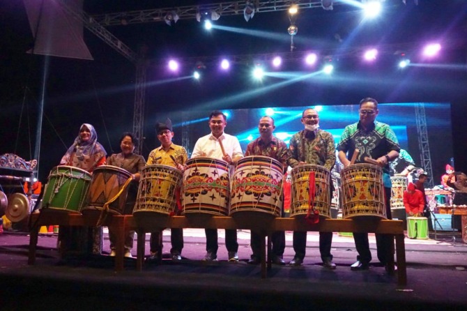 Bupati Dharmasraya Sutan Riska Tuanku Kerajaan dan Forkopimda tabuh Tambo Tasa tanda dibukanya festival Pamalayu.(IST)