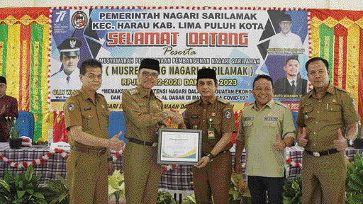 APRESIASI: Bupati Limapuluh Kota, Safaruddin menyerahkan piagam penghargaan kepada Wali Nagari Olly Wijaya atas inisiatifnya dalam pelaksanaan musrenbang nagari pertama kali di tingkat Kabupaten Limapuluh Kota.(IST)