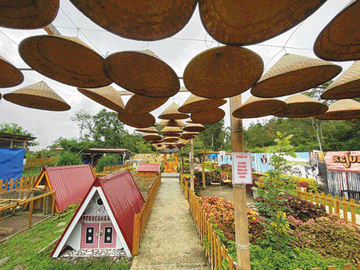 PRIMADONA BARU: Taman Edukasi Kejulasi berlokasi di Lasi Tuo, Kecamatan Canduang, Agam, kini menjadi perimadona baru bagi wisatawan. Lokasinya sangat cocok untuk keluarga terkhusus untuk anak-anak. Selain berwisata, ilmu juga didapat setelah berkunjung ke