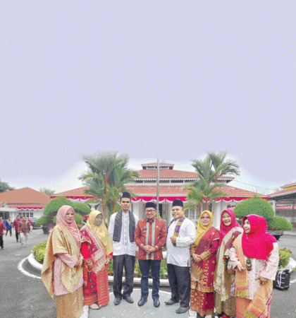 DUKUNGAN: Bupati Tanahdatar, Eka Putra memberikan dukungan kepada guru untuk peningkatkan literasi, demi mencerdaskan generasi yang akan datang.(IST)