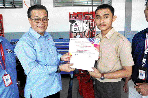 MEMBANGGAKAN: Kepsek SMK N 1 Luak, Idil Wahdi bersama siswa berprestasi beberapa waktu lalu.(IST)