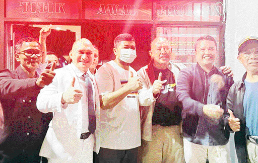 DIVONIS BEBAS: Sejumlah terdakwa dugaan korupsi pembebasan lahan tol di Teman Kehati foto bersama dengan penasehat hukum usai divonis bebas.(IST)