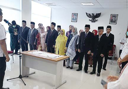 AMBIL SUMPAH: Pelantikan pejabat eselon III dan IV Pemprov Sumbar di ruangan Dharmawanita BMCKTR Sumbar, kemarin.(IST)