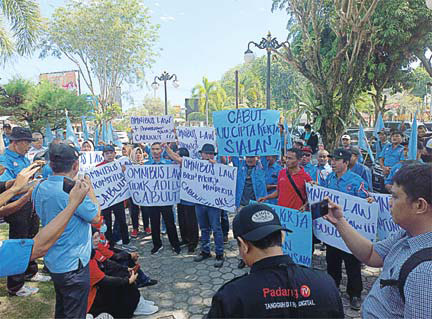 SAMPAIKAN TUNTUTAN: Belasan orang yang tergabung dalam SPSI Sumbar menggelar aksi di depan gedung DPRD Sumbar, Rabu (10/8).(SAYUDI/PADEK)
