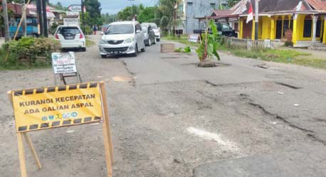 DIKRITIK: Warga meletakkan pohon pisang di lubang jalan Sicincin-Pariaman yang tak kunjung diaspal, kemarin.(IST)