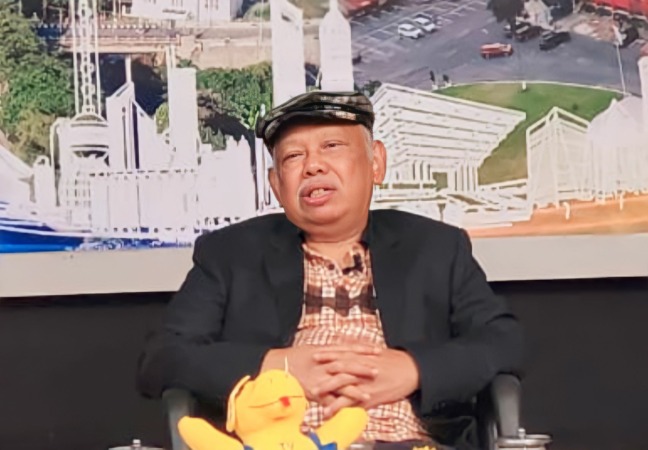 Ketua Dewan Pers Prof Azyumardi Azra ketika dialog di Padang TV (Grup Padang Ekspres) saat kunjungan ke Sumbar 13 September 2022. (Foto: Dok)