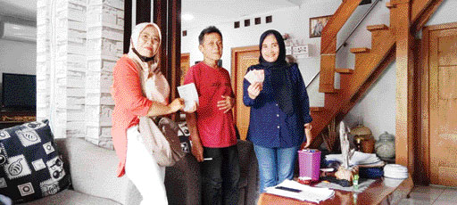 TAGIH PBB: Tim Penagihan Serentak Bapenda Kota Padang tengah menagih PBB pada wajib pajak, Minggu (11/9).(IST)