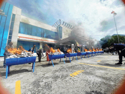 PEMUSNAHAN: Proses pemusnahan barang ilegal hasil penindakan di bidang kepabeanan dan cukai di KPPBC Tipe Madya Pabean B Teluk Bayur, Kamis (1/9).(IST)