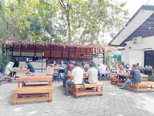 KREATIF: Pengunjung menikmati kuliner di Lapau Nasi Batigo, kemarin (12/9).(ANDIKA/PADEK)
