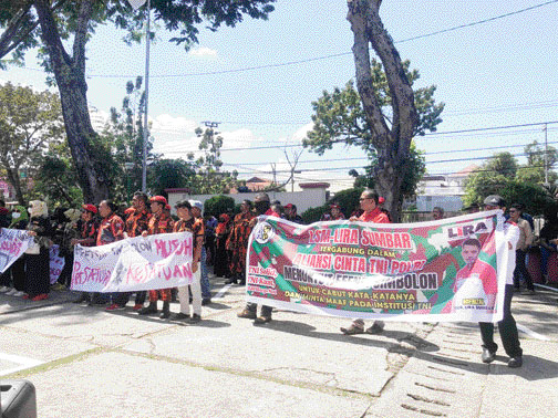 SUARAKAN ASPIRASI: Puluhan orang dari berbagai ormas dan LSM menyampaikan aspirasinya di gedung DPRD Padang, Kamis (15/9).(DEWI/PADEK)