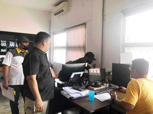 PEMERIKSAAN: Tim Bapenda Padang tengah memeriksa tapping box yang tidak aktif di salah satu objek pajak di kawasan Padang Barat, Sabtu (3/9).(IST)