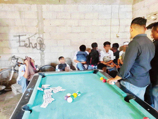 DITERTIBKAN: Petugas Satpol PP Padang mengamankan sejumlah siswa sedang bermain biliar di sebuah warung di Jalan Sultan Syahrir, Senin (26/9).(IST)