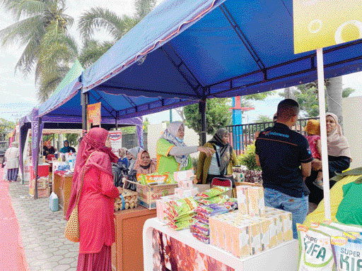 TEKAN INFLASI: Warga berbelanja di pasar murah yang digelar di halaman Kantor Camat Kuranji, Kamis (8/9).(SHYNTIA/PADEK)