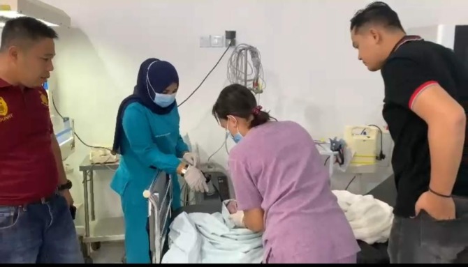 DIRAWAT: Bayi yang ditemukan petugas resort di Pulau Awera Tuapejat, Selasa (13/9) mendapatkan perawatan di RSUD Tuapejat.(IST)