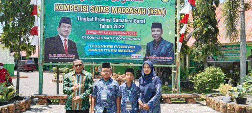 BIKIN BANGGA: Rehafzan Yuliadi Putra, Siswa MIN Kota Payakumbuh yang Wakili Sumbar ke Nasional (dua dari kiri, berkacamata) berfoto bersama Kepala Kanwil Kemenag Sumbar, Helmi dan guru pembina, Muharamis.(ARFIDEL ILHAM/PADEK)