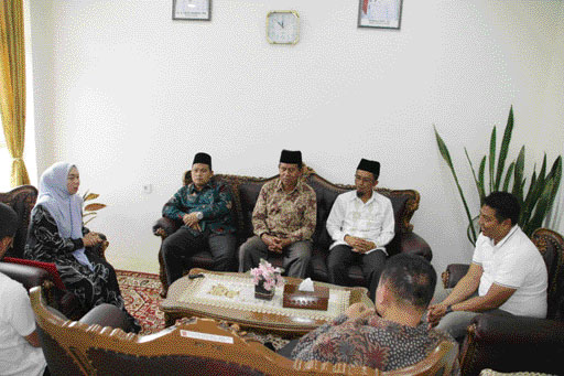 BERDIALOG: Komisi I Bidang Pemerintahan DPRD Agam sedang diskusi dengan camat terkait kendala yang ditemui di lapangan, Kamis (22/9).(IST)