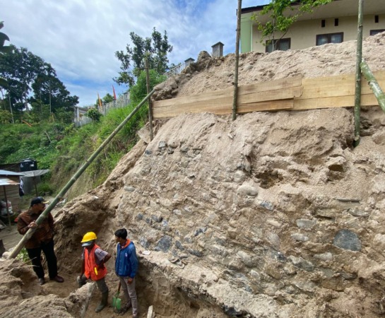 PENINJAUAN: Anggota Komisi III DPRD Kabupaten Agam meninjau langsung pengerjaan proyek DAM tebing SDN 28 Salasa Tangah, Baso, Kabupaten Agam, Sabtu (3/9).(SY RIDWAN/PADEK)