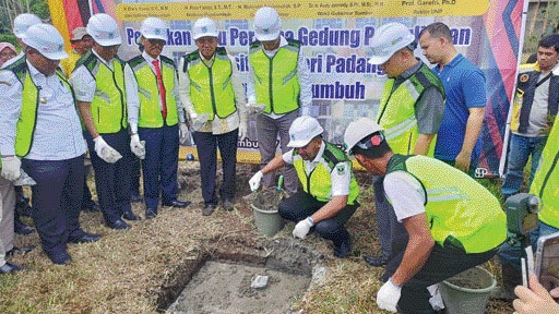 MULAI DIBANGUN: Proses peletakan batu pertama pembangunan Kampus UNP di Payakumbuh, dihadiri oleh Wakil Gubernur Sumater Barat Audy Joinaldy, Rabu (7/9).(IST)
