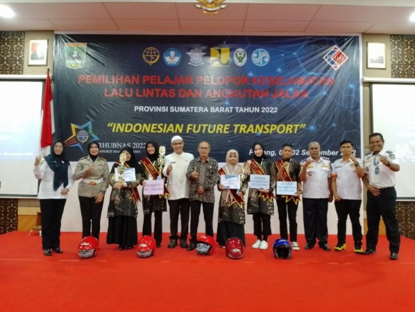Aliyah Barakatulloh Asura (tengah) saat meraih juara III tingkat provinsi lomba Keselamatan LLAJ yang diselenggarakan oleh Dinas Perhubungan (Dishub) pada 2 September lalu. (dok SMAN 3 Painan)