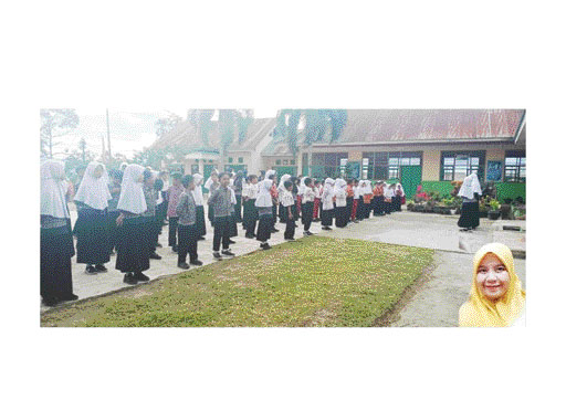 BERSOSIALISASI: Sejumlah murid SDN 01 Gurun terlihat sedang bercerita lewat program Laceri, di hadapan temanteman mereka, sebelum masuk ke kelas mereka masing-masing. Ini dalam rangka menjadikan peserta didik lebih komunikatif.(IST)