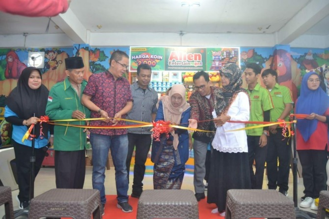 CABANG KEDUA: Penggutingan pita saat pembukaan Alien Entertainment cabang ke-2 di KTK Kota Solok, beberapa waktu lalu.(IST)