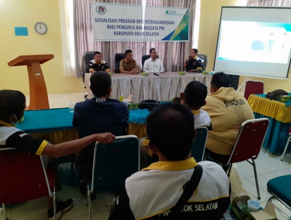 KEPESERTAAN: PWI Solsel gelar pertemuan terkait perlindungan kerja dengan BPJS Ketenagakerjaan Solsel di kantor Bappeda, Senin (26/9).(ARDI/PADEK)