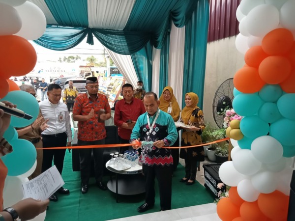 GUNTING PITA:  Area Manager BSI Area Padang Aidil Bustamir melakukan pemotongan pita peresmian kantor baru BSI KCP Padang By Pass, Senin (26/9).(ANDIKA/PADEK)