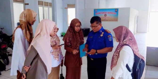 MULAI BERLAKU: ASN di lingkup Pemkab Pasbar mengambil absen sistem online.(IST)