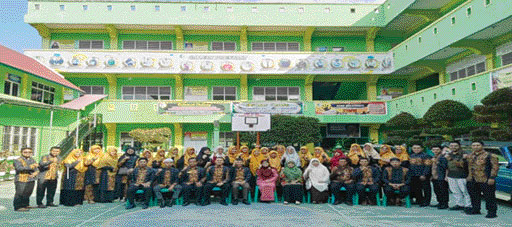 MEMBANGGAKAN: Foto bersama jajaran tenaga pengajar SMP Islam Raudhatul Jannah.