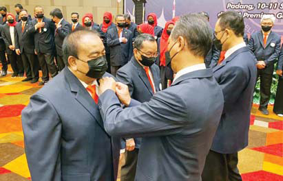 PEMASANGAN PIN: Ketum PERSI dr. Bambang Wibowo, Sp.OG (K), MARS, FISQua memasangkan pin kepada Ketua PERSI Wilayah Sumbar periode 2022-2025 DR. dr. Yusirwan Yusuf, Sp.B, Sp.BA (K), MARS, Sabtu (10/9).(ADETIO/PADEK)