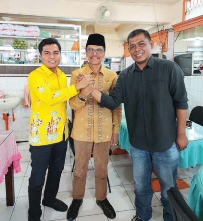 KOMPAK: Safaruddin Dt Bandaro Rajo dan Doni Ikhlas bersama wartawan Padang Ekspres Fajar Rillah Vesky.