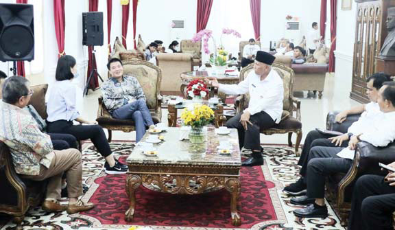 BAHAS KERJA SAMA: Gubernur Sumbar Mahyeldi berdiskusi dengan Konsulat Jenderal Tiongkok, Zhang Min, Rabu (14/9).