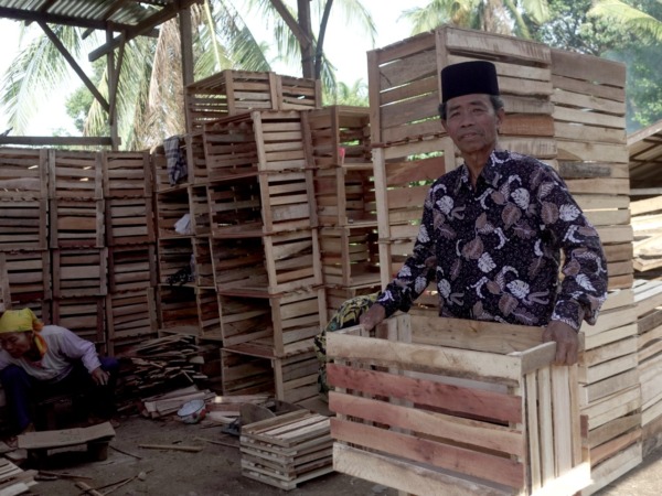 M Jinis Khatib Jalelo memperlihatkan peti buah yang diproduksinya. Peti buah juga dijualnya ke Medan dan Jakarta.